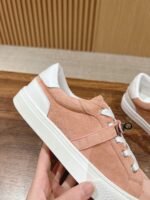 Sneaker rosa chiaro con suola bianca, stile casual, leggera e moderna per look trendy.