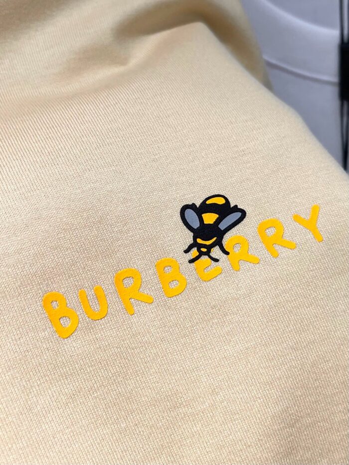 Maglietta Burberry gialla con logo colorato e simpatiche api, stile casual e estivo.