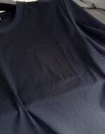 T-shirt navy blu minimalista con taschino, cotone morbido, girocollo a costine, stile versatile.