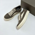 Sneakers in suede marrone con logo bianco, design moderno, confortevole e stile casual elegante.