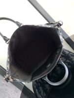 Borsa elegante e spaziosa con manici in pelle e design raffinato, ideale per ogni occasione.