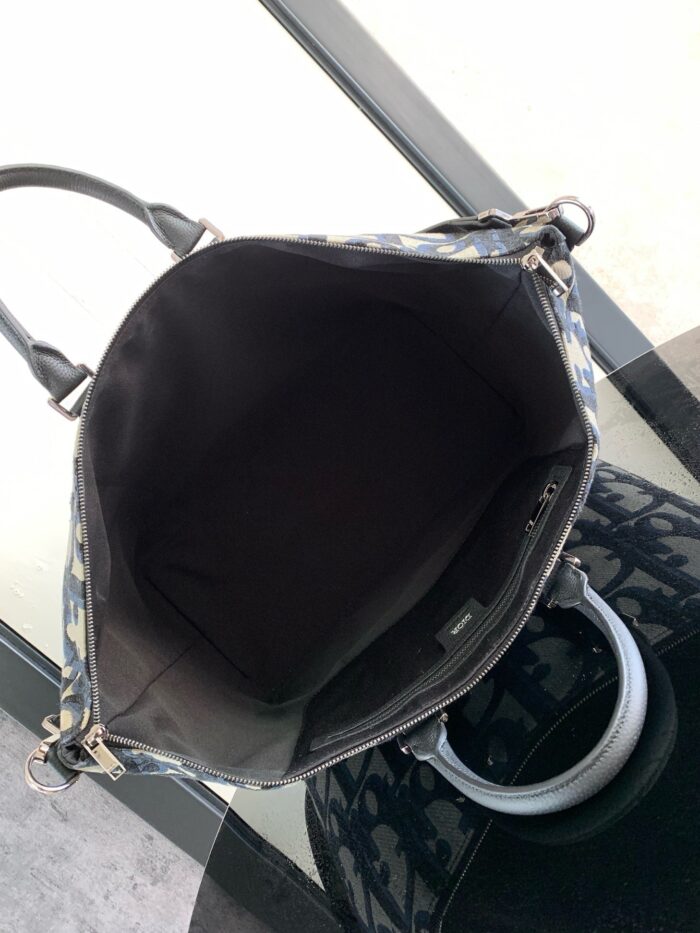 Borsa elegante e spaziosa con manici in pelle e design raffinato, ideale per ogni occasione.