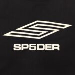 Logo SP5DER in bianco e nero, design moderno e geometrico, perfetto per branding dinamico.