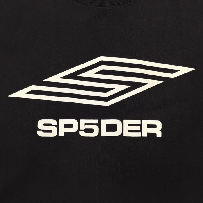 Logo SP5DER in bianco e nero, design moderno e geometrico, perfetto per branding dinamico.