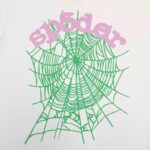Web colorata con ragnatela e testo giocoso, perfetta per streetwear e moda giovanile.