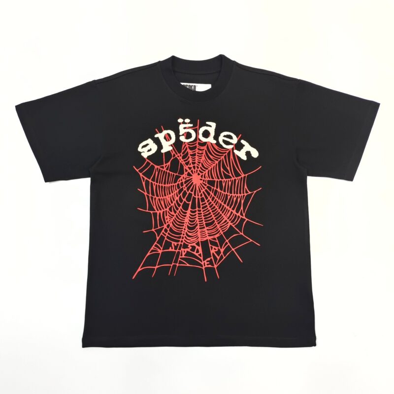 Maglietta nera con ragnatela rossa, ragno stilizzato e testo spöder, stile streetwear urbano.