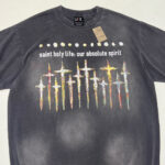 T-shirt streetwear nero con croci colorate e messaggio spirituale, stile vintage e look casual.