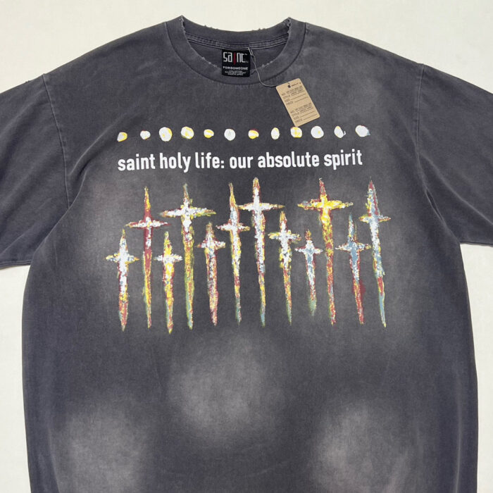 T-shirt streetwear nero con croci colorate e messaggio spirituale, stile vintage e look casual.