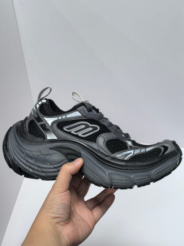 Scarpe sportive Nero e Grigio con supporto, ammortizzazione e trazione per performance ottimali.