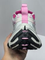 Scarpa sportiva bianca e rosa, con suola antiscivolo e supporto stabile per allenamenti.