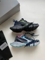 Scarpe da sneakers sportive colorate con design moderno e dettagli vivaci su superficie chiara.