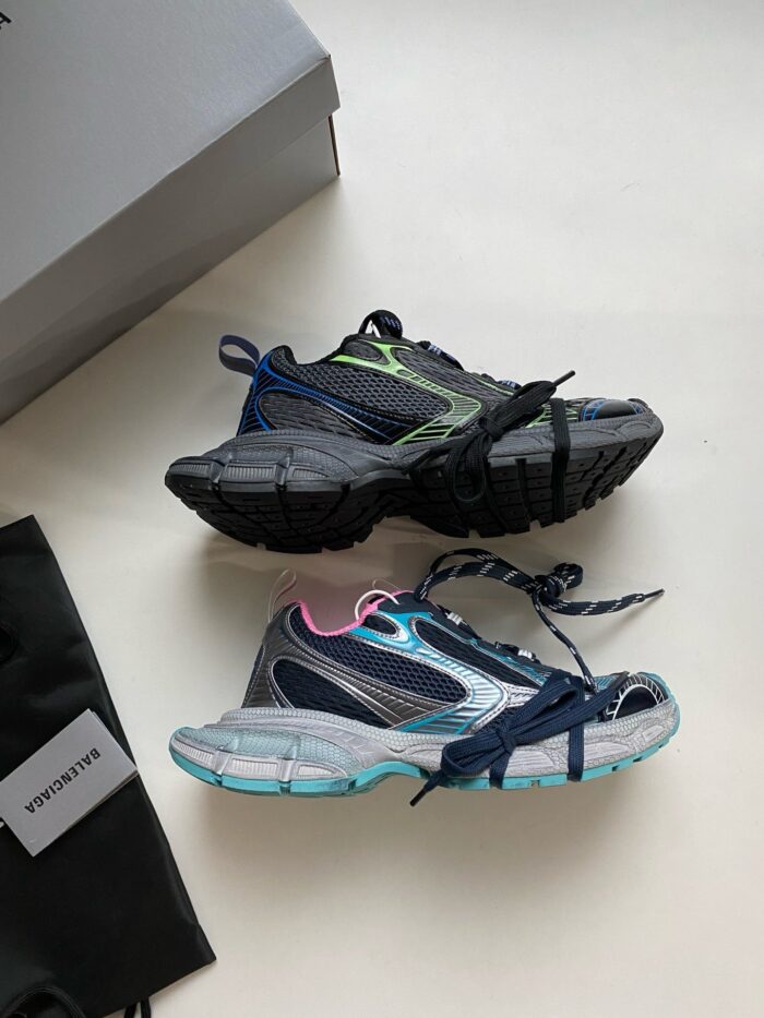 Scarpe da sneakers sportive colorate con design moderno e dettagli vivaci su superficie chiara.