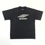 T-shirt nero con logo SP5DER, design dinamico, stile sportivo e urbano, perfetto per look casual.