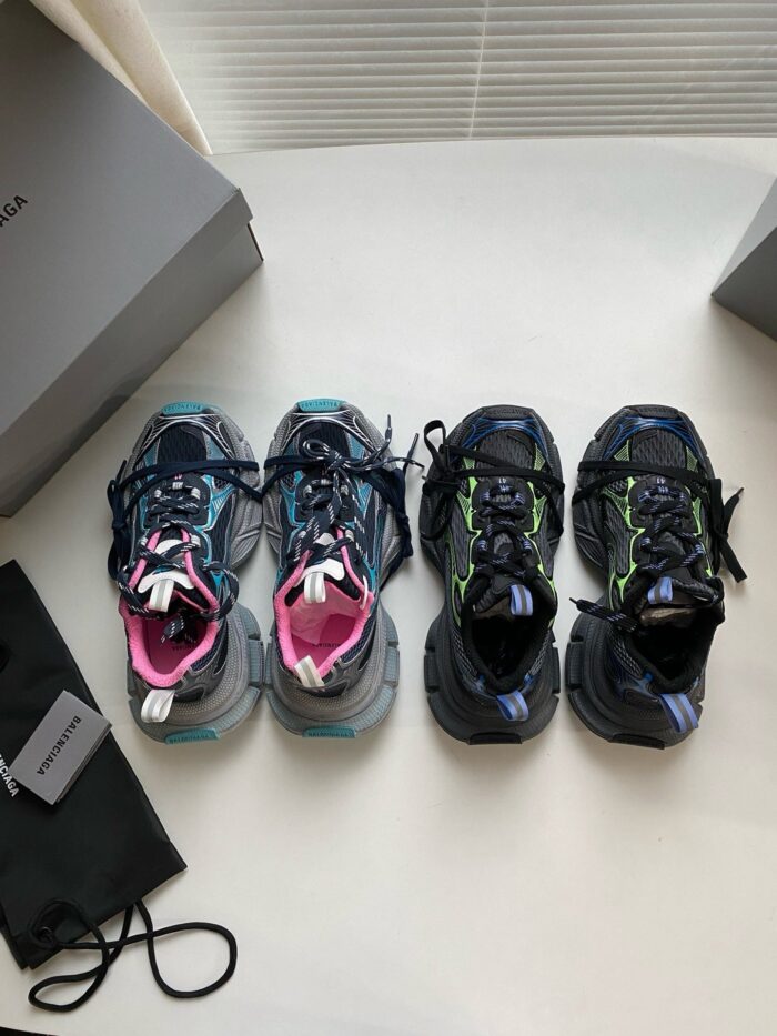 Tre paia di scarpe sportive colorate e moderne per corsa e uso casual.
