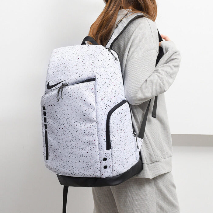 Zaino bianco moderno con motivo speckled, stile urbano e design pratico ed elegante.