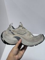 Scarpe da corsa beige con suola antiscivolo e inflessione moderna per comfort e stile casual sportivo.
