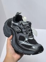 Scarpe da corsa nere con supporto, traspirabilità, grip e dettagli riflettenti, stile moderno.