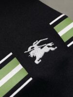 Felpa nera con strisce verdi e logo ricamato, stile sportivo e moderno.
