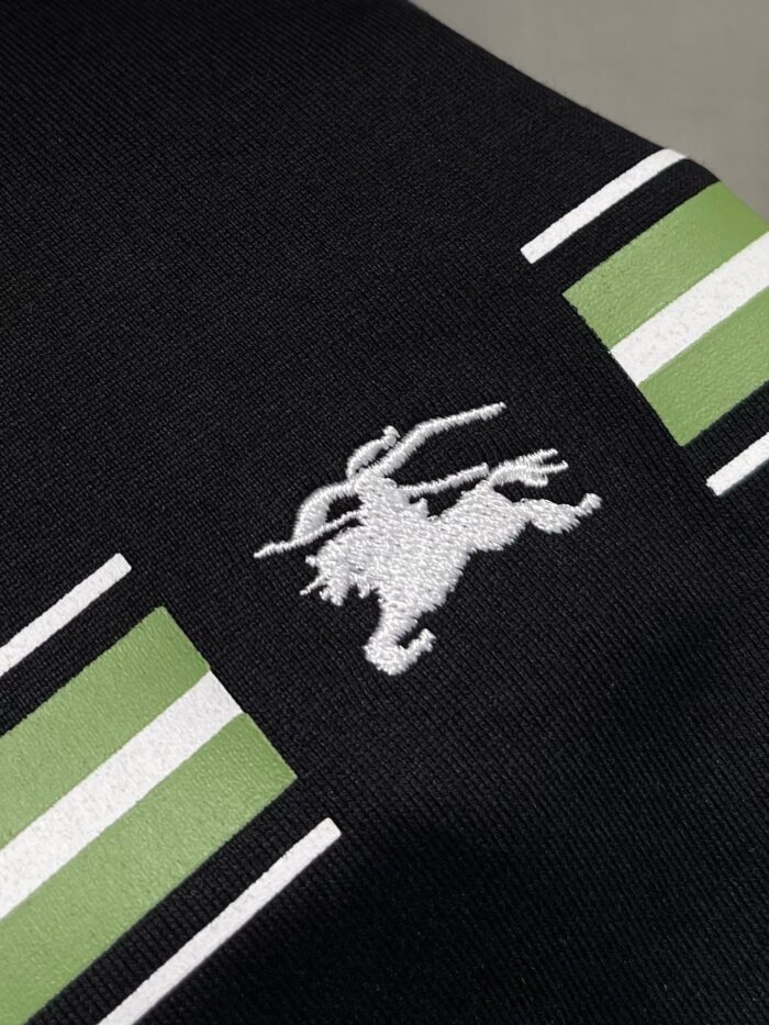 Felpa nera con strisce verdi e logo ricamato, stile sportivo e moderno.