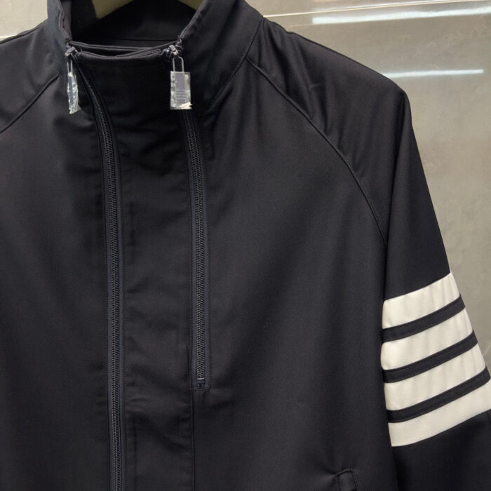 Giacca sportiva nera slim con strisce bianche, look moderno e versatile per ogni occasione.