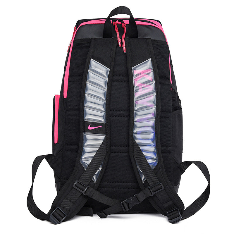 Zaino nero moderno con pannelli riflettenti, dettagli rosa e ampia organizzazione per ogni uso quotidiano.
