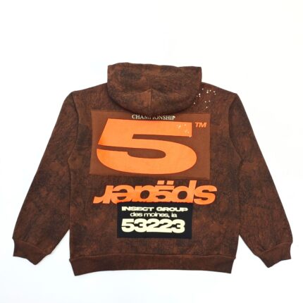 Felpa marrone con numero 5, design urbano e dettagli moderni, ideale per lo stile streetwear.