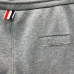 Pantaloni jogger grigi con dettaglio colorato sulla vita e tasca posteriore discreta.