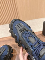 Sneaker sportiva navy con suola antiscivolo, tomaia in mesh e supporto rugged per outdoor.