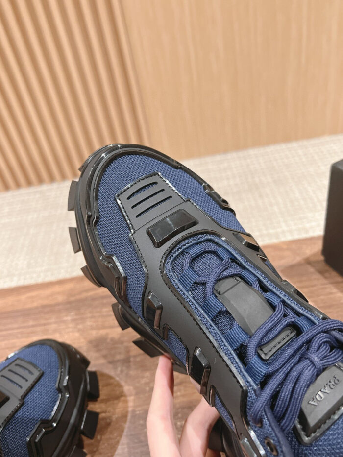 Sneaker sportiva navy con suola antiscivolo, tomaia in mesh e supporto rugged per outdoor.