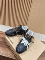Scarpe sportive New Balance su pavimento di legno, stile casual e comfort quotidiano.
