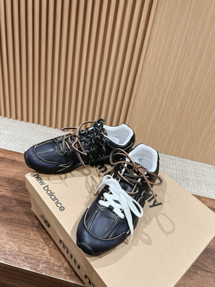 Scarpe sportive New Balance su pavimento di legno, stile casual e comfort quotidiano.