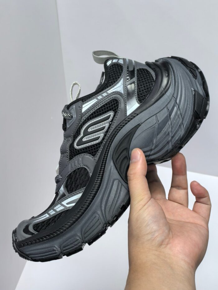 Scarpa da corsa nera e grigia con tecnologia ammortizzante e dettagli riflettenti, ideale per running e allenamenti.