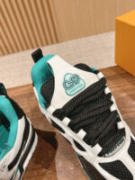 Sneaker sportiva bianca e nera con dettagli turchesi e logo SV per stile e comfort.