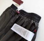 Pantaloni Gucci in nylon, stile sporty, con etichette di lusso e dettagli di alta qualità.