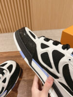 Sneaker sportiva bianca e nera con dettagli blu, comfort, stile casual e tecnologia antiscivolo.