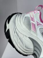 Scarpe sportive bianche e rosa, traspirante, con suola antiscivolo e supporto comodo per allenamento.