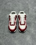 Scarpe sportive bianche e rosse, comfort e stile per sport e casual.