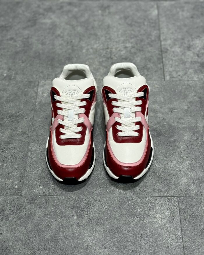 Scarpe sportive bianche e rosse, comfort e stile per sport e casual.