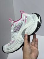Sneaker bianca sportiva con dettagli colorati, comfort, supporto e suola antiscivolo per ogni occasione.