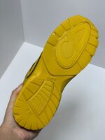 Suola gialla sportiva in gomma, design pratico e stile dinamico per performance e moda.