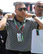 Giovane uomo elegante con occhiali e lanyard a evento sportivo allaperto