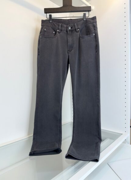 Jeans grigi slim fit in denim, stile moderno, perfetti per ogni look casual e sofisticato.