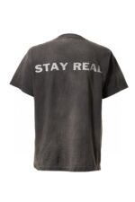 T-shirt vintage grigia con scritta Stay Real grafica audace, stile casual e autentico.
