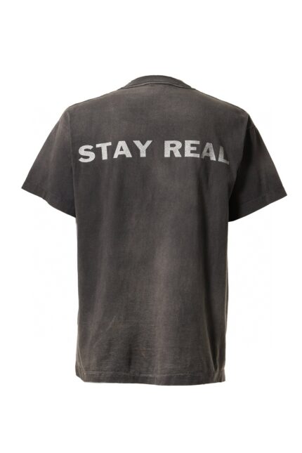 T-shirt vintage grigia con scritta Stay Real grafica audace, stile casual e autentico.