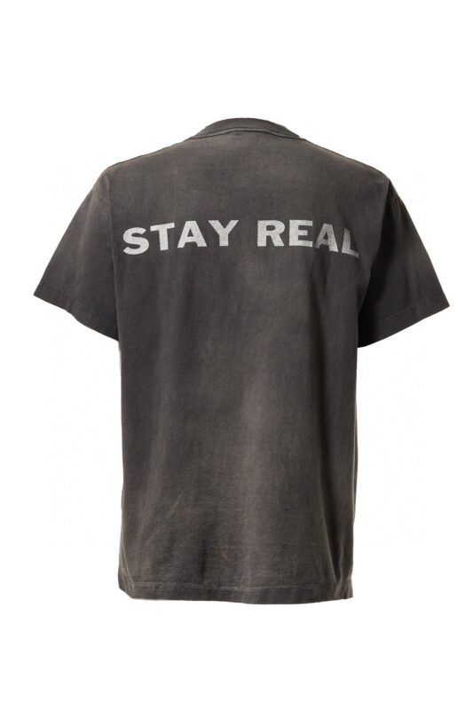 T-shirt vintage grigia con scritta Stay Real grafica audace, stile casual e autentico.