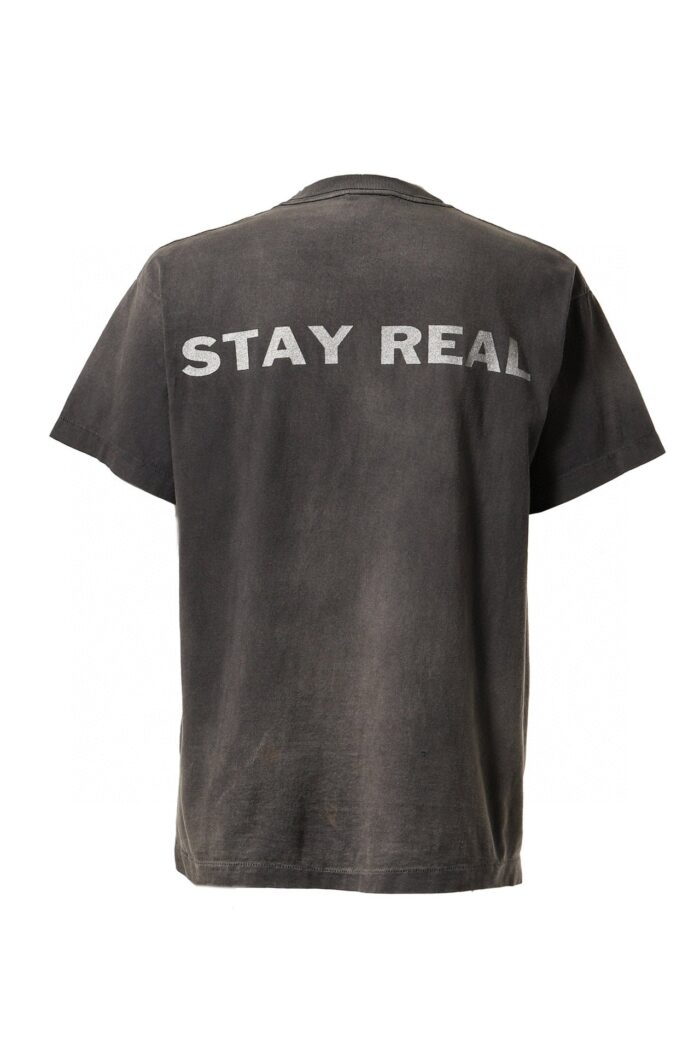 T-shirt vintage grigia con scritta Stay Real grafica audace, stile casual e autentico.