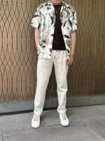 Stile Estivo Casual Con Camicia Tropicale Pantaloni Chiari E Sneakers Bianche In Ambiente Urbano