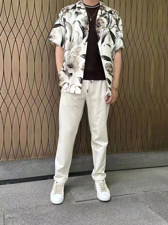 Stile Estivo Casual Con Camicia Tropicale Pantaloni Chiari E Sneakers Bianche In Ambiente Urbano