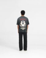 Streetwear casual con grafica fiammante e logo REPRESENT, outfit moderno e minimalista.