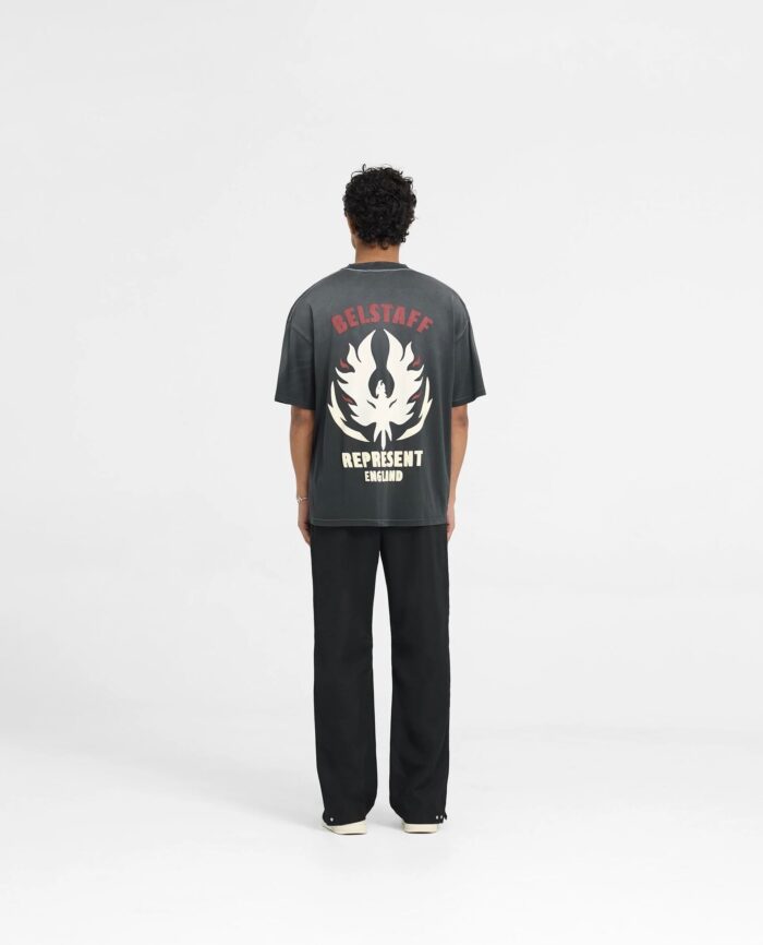 Streetwear casual con grafica fiammante e logo REPRESENT, outfit moderno e minimalista.